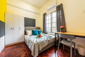 7 min to Sunway Pyramid Deluxe Room Shared House at PJS9